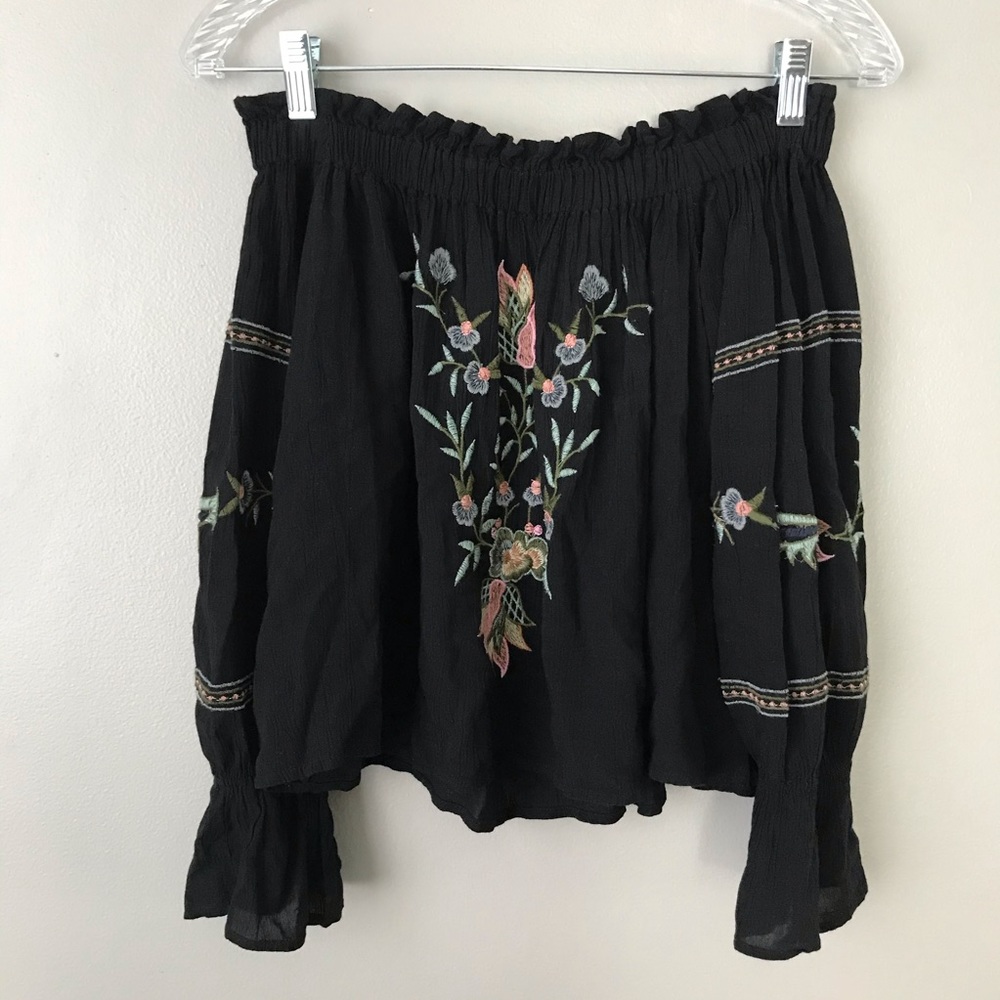 🌟HP!🌟AEO embroidery off shoulder blouse